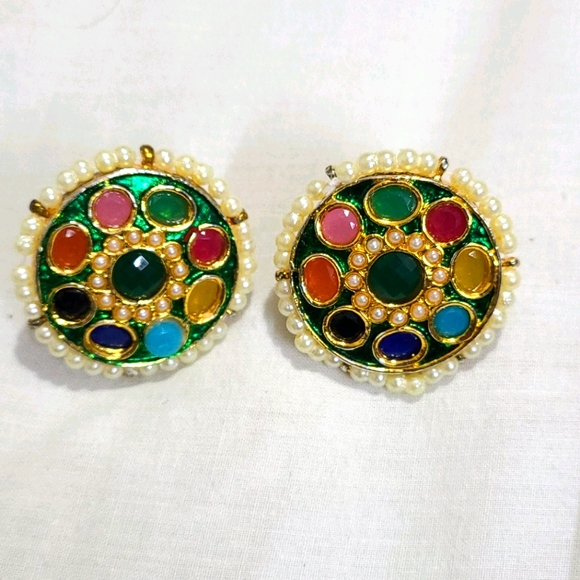 Jewelry - Vintage look earrings